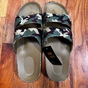 New men’s size 12 Echo red sandals